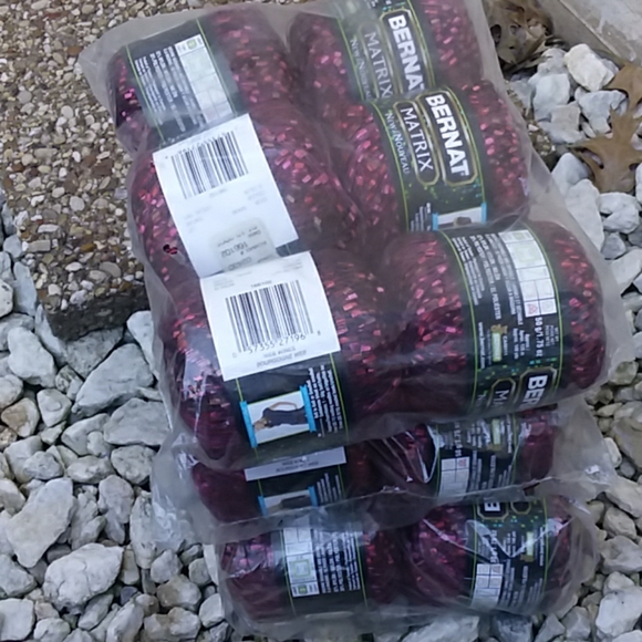 Bernat yarn 6 skeins - Picture 2 of 5